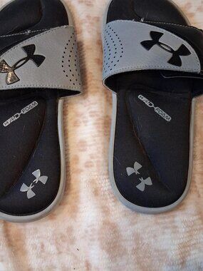 Under Armour gray/black slides in US youth 4Y